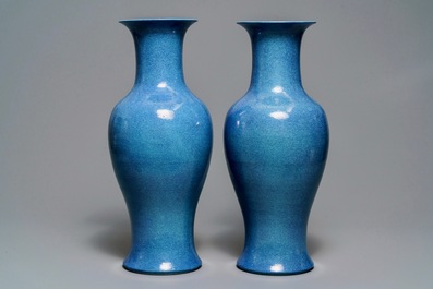 Une paire de vases en porcelaine de Chine monochrome, marque de Kangxi, 19&egrave;me